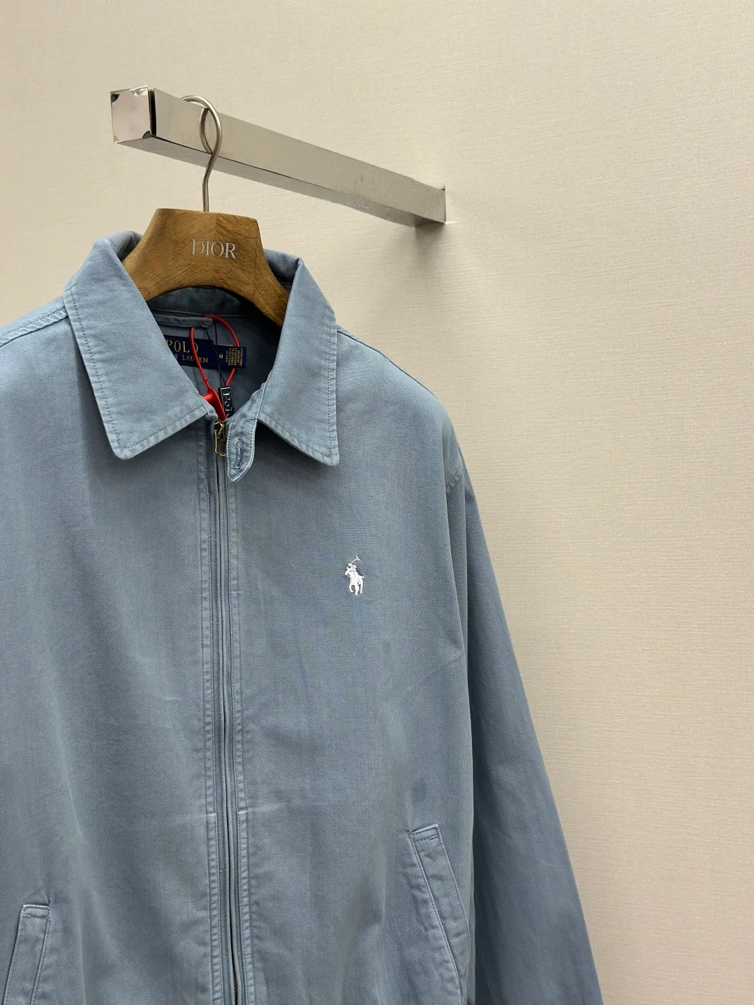 P490 Ralph Lauren embroidered zipper jacket. Customized cloudy blue twill cotton. Soft and silky. Comfortable against the skin. Mainly based on cloudy blue. A color with a life attitude. Exquisite white pony logo is embellished. Fully recognizable. With a breath of freedom and vitality. A symphony of pure and smart colors. Reconstruct the classic with a neat silhouette. Use advanced computer control system and precision mechanical components to realize the iconic pony embroidery operation with high precision and smooth and delicate lines. Process 2: Template machine bag opening. The preset template guides the position, shape and size of the bag opening. The accuracy ensures the quality of the bag opening effect. 230 Process 3: The hem is made in one go using a three-needle waist-drawing machine. The elastic band and fabric are sewn together in the same process using the special needle position and feeding mechanism of the machine. The three-needle design is more solid. Able to evenly distribute pressure and ensure tight fit between the elastic band and the fabric. Process 4: Follow the original color system for dyeing. Prioritize the original color and fabric material. Select special dyes. Reheat to appropriate temperature. Perform dip-dyeing. Finally, perform color registration. Accessories: Customized Ralph Lauren engraved buckle. Customized Ralph Lauren bronze zipper. Customized Ralph Lauren trademark. Version: Fitted version. Size: S M L XL.